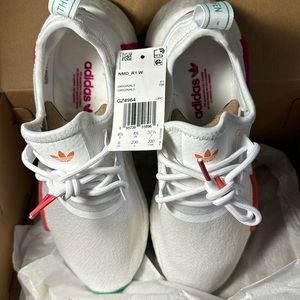 *NWT* Adidas Women’s NMD R1